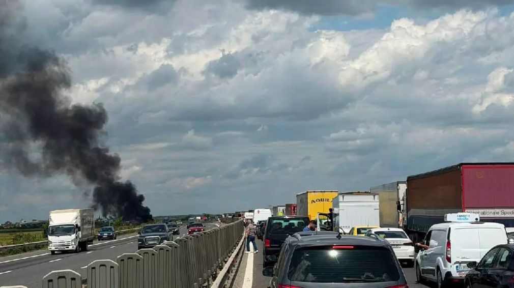VIDEO Un camion a intrat pe contrasens și a luat foc, pe Autostrada București - Ploiești