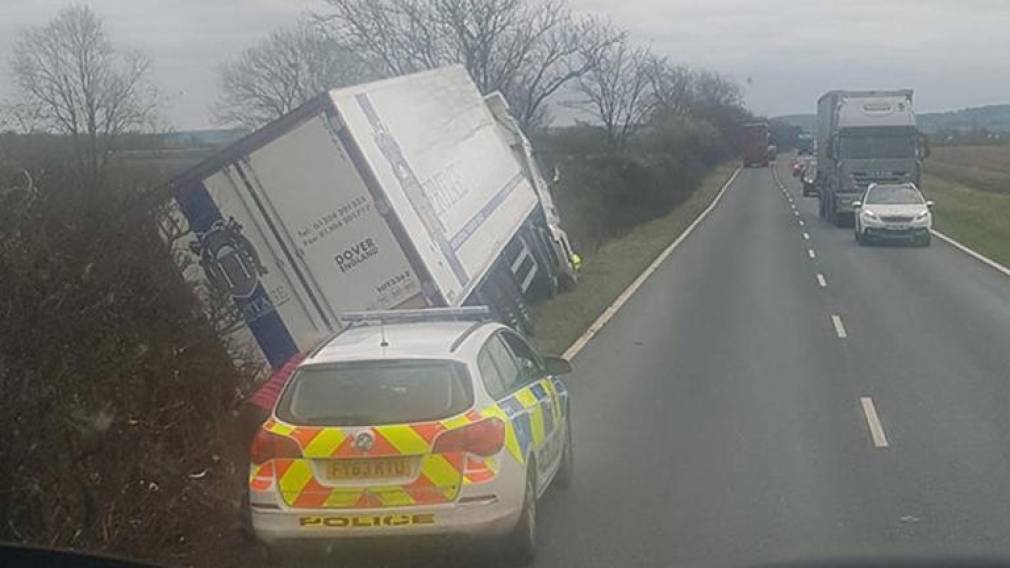 16 răniți după ce un camion a intrat într-o coloană de mașini