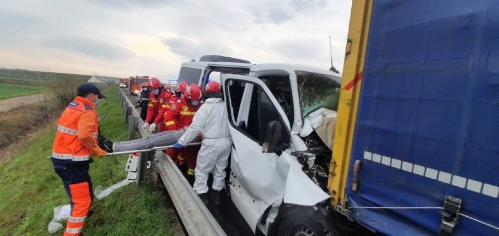 Șapte persoane transportate la spital după ce un microbuz s-a ciocnit cu un camion