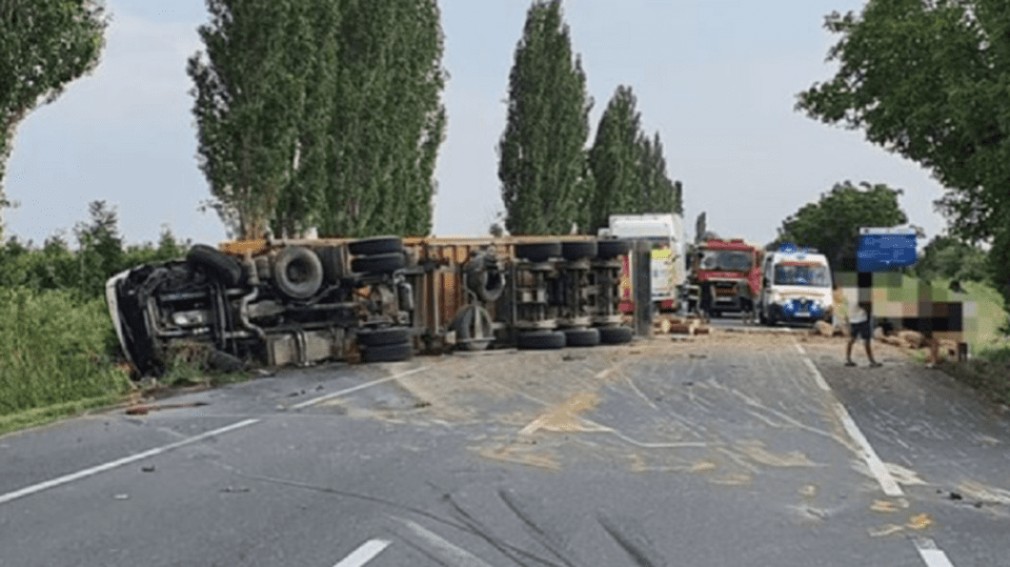 Un camion s-a răsturnat la Crevedia, în Dâmbovița