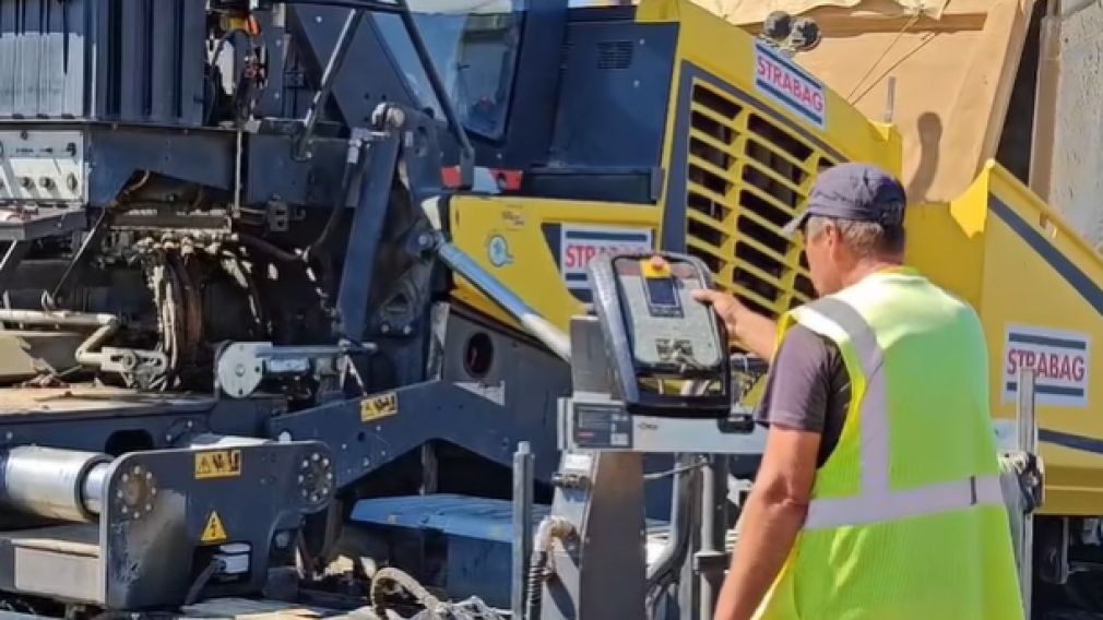 VIDEO Autostrada Sibiu – Făgăraș: Încep lucrările de asfaltare