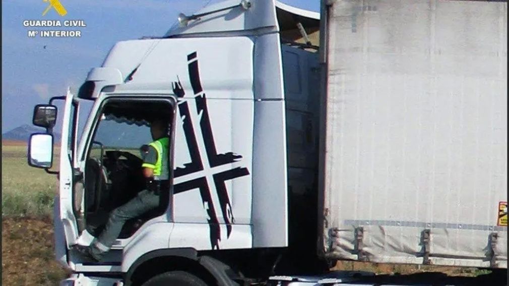 Doi șoferi de camion surprinși schimbându-și locul la volan în timpul mersului. Au fost reținuți