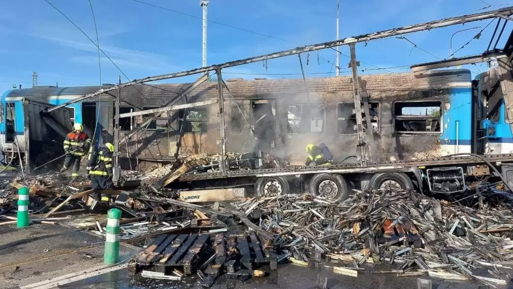 Coliziune între un tren de pasageri şi un camion în Cehia. Mecanicul a murit