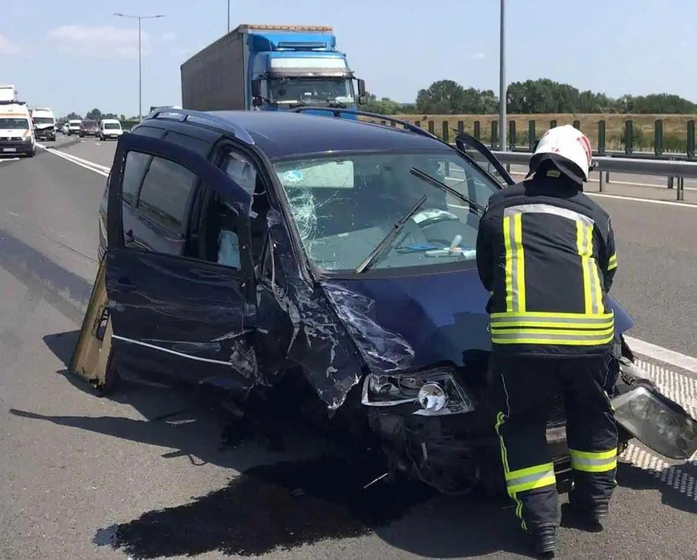 Un camion și o autoutilitară s-au lovit pe o autostradă