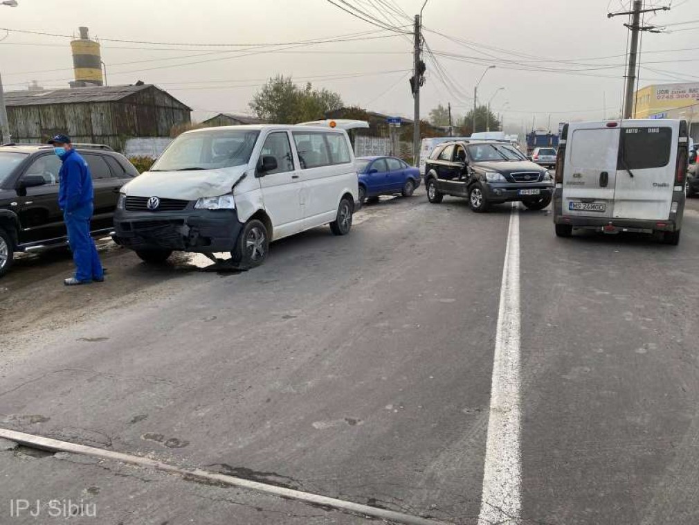 Accident între două microbuze de pasageri şi un autoturism în Mediaş