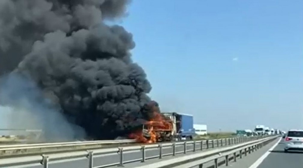 VIDEO Un camion a luat foc în mers pe A1. Pe autostradă s-au format coloane uriașe de mașini
