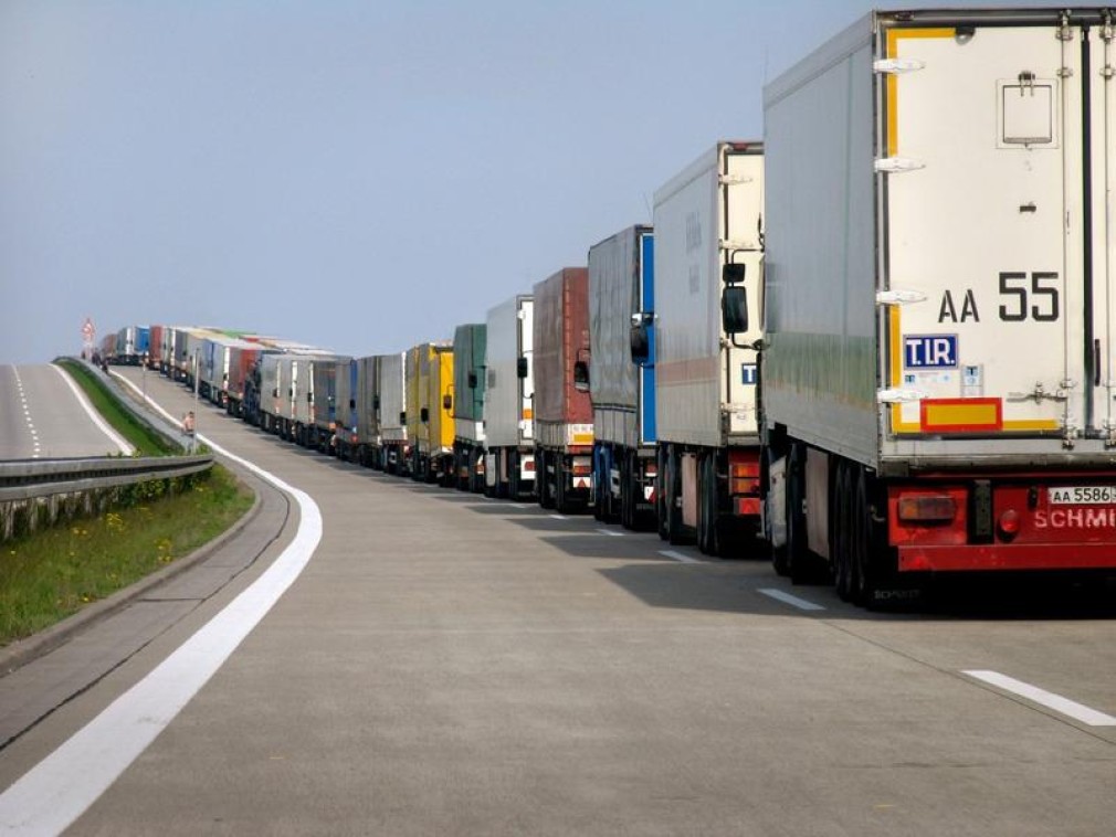 Camioanele așteaptă cu orele să intre în Bulgaria. Se circulă pe o bandă