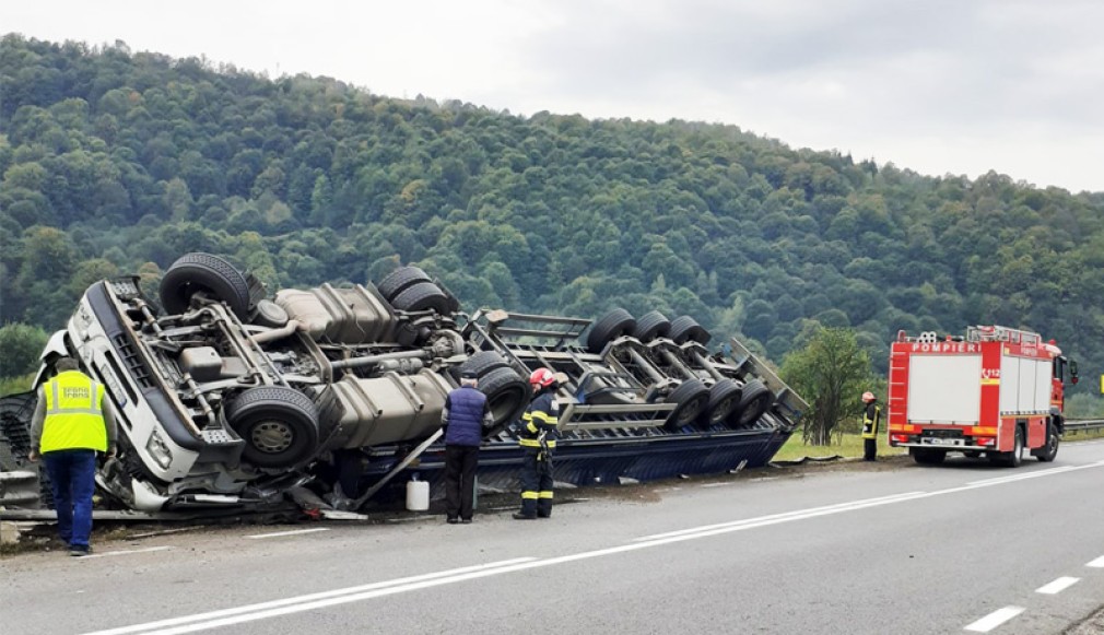 Camion răsturnat în Cluj, cu scurgeri de carburant
