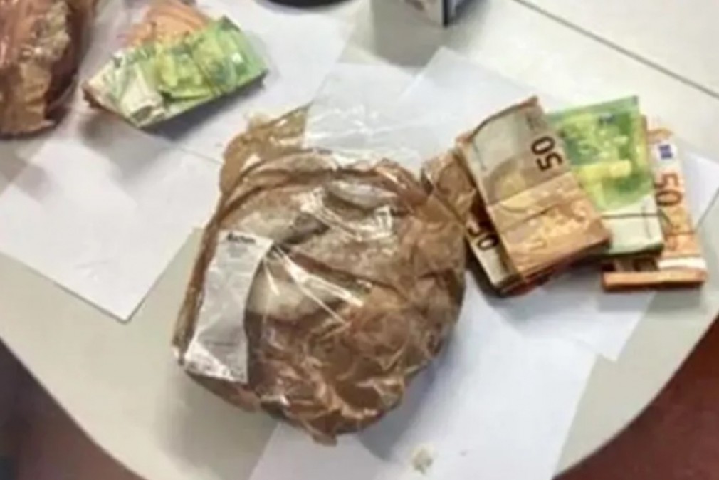 Un șofer român de camion a ascuns bani între două felii de pâine