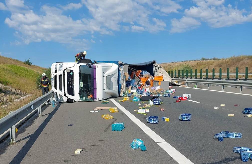 Camion răsturnat pe A3, circulația blocată