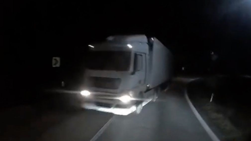 VIDEO Un camion a intrat pe contrasens pe Valea Oltului. A avut nevoie de un miracol