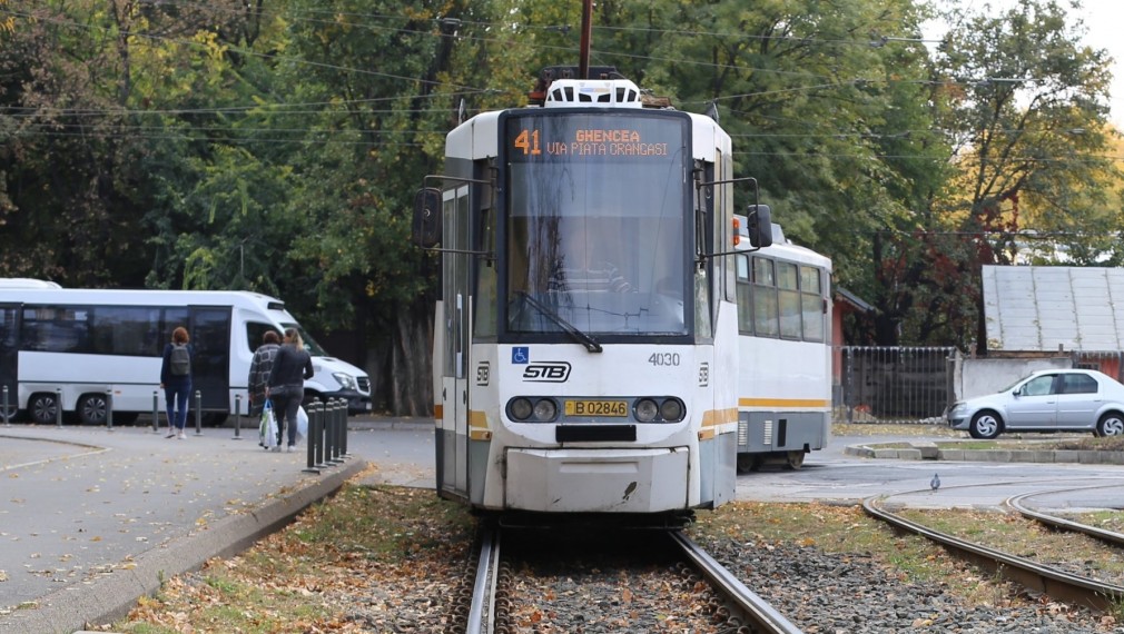 Un camion a lovit un tramvai în București