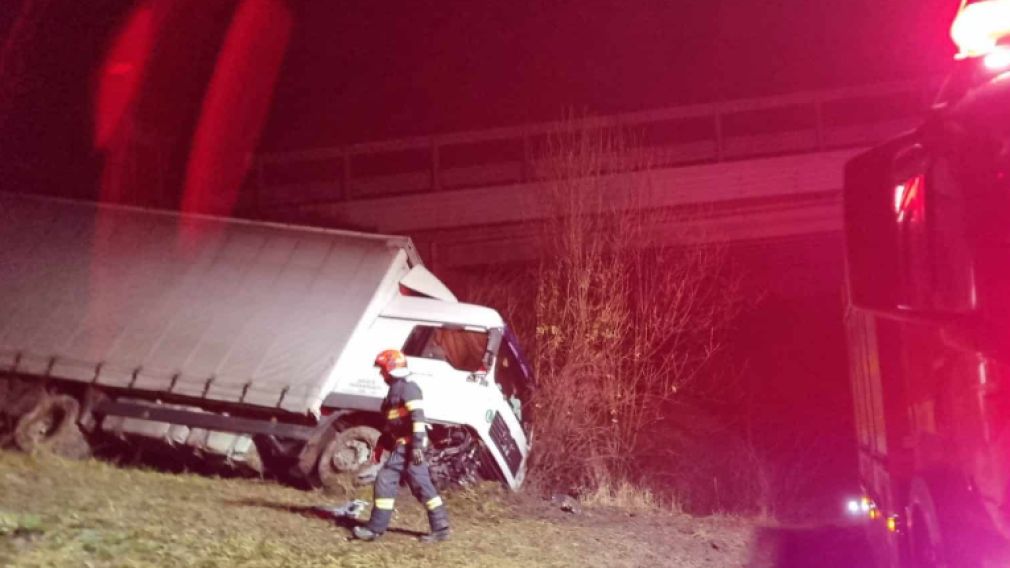 Un camion a ieșit de pe șosea