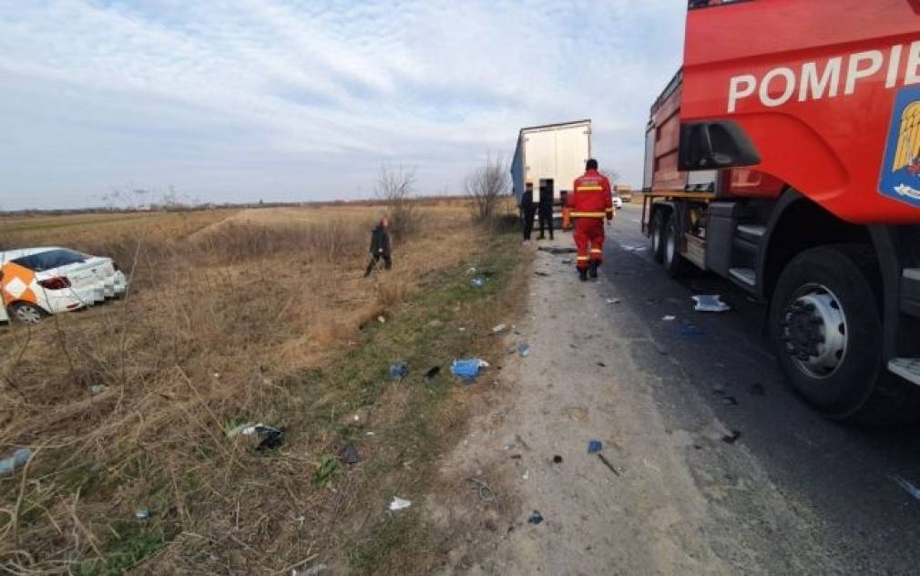 VIDEO Un șofer a intrat în gropi, iar camionul a intrat pe contrasens. A spulberat 3 oameni