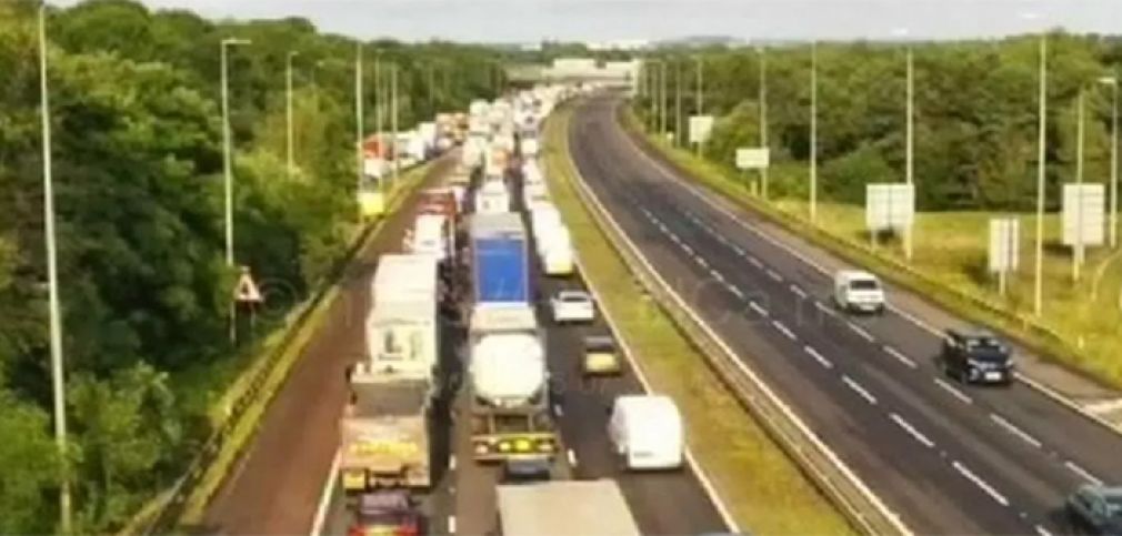 VIDEO O autostradă complet blocată. Un camion a făcut accident. Sunt scurgeri