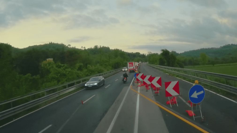 VIDEO Momentul în care un motociclist taie calea un camion