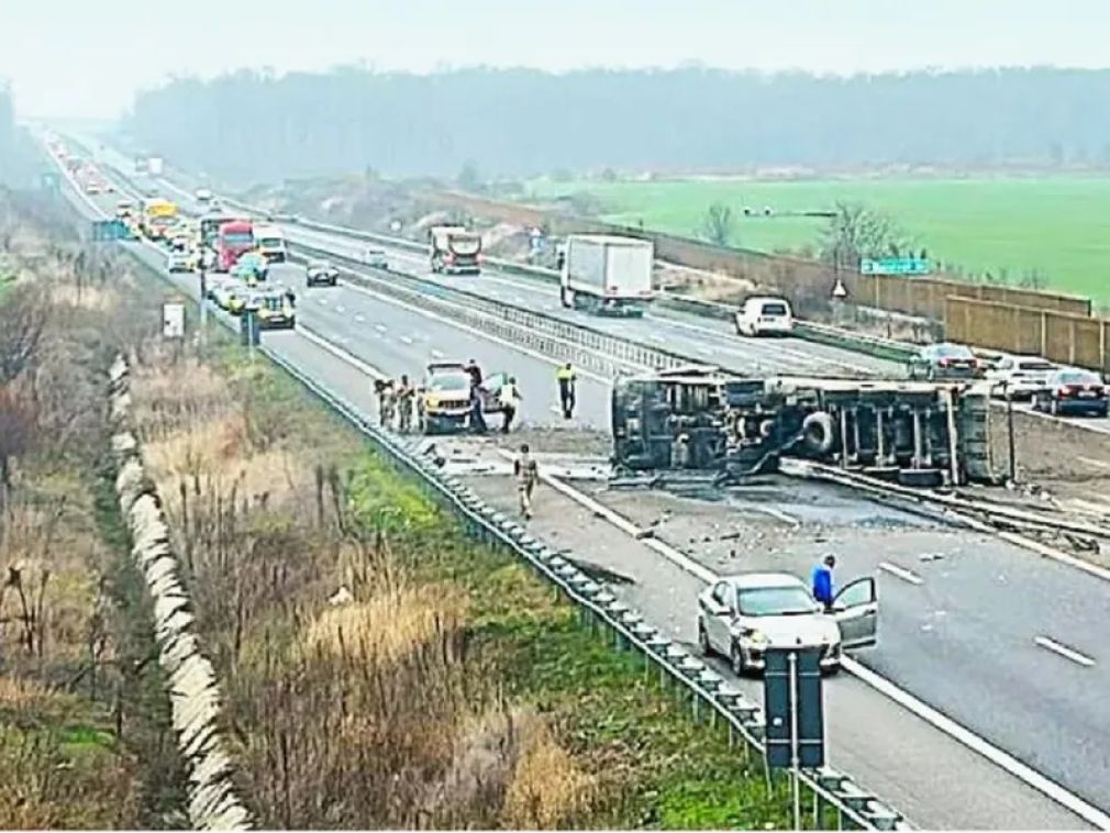 3 militari francezi au salvat șoferul unui camion răsturant pe Autostradă