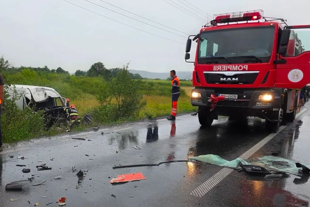 Camion și microbuz, implicate într-un accident violent. Există un mort