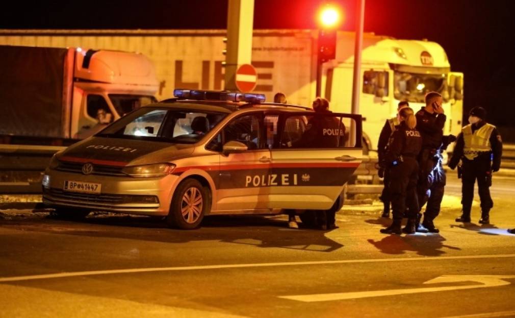 VIDEO. Un șofer român de camion și-a taiat un coleg, tot român, pentru un loc de parcare, în Austria