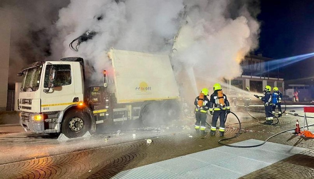 Un camion cu gunoi a ars. Au intervenit pompierii