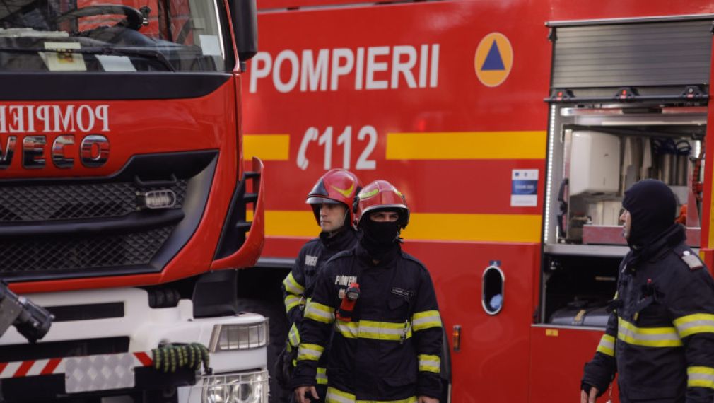 Au dat foc la vegetație. Flăcările necontrolate au mistuit 3 camioane