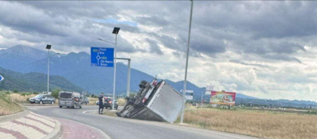 Un camion s-a răsturnat în Brașov