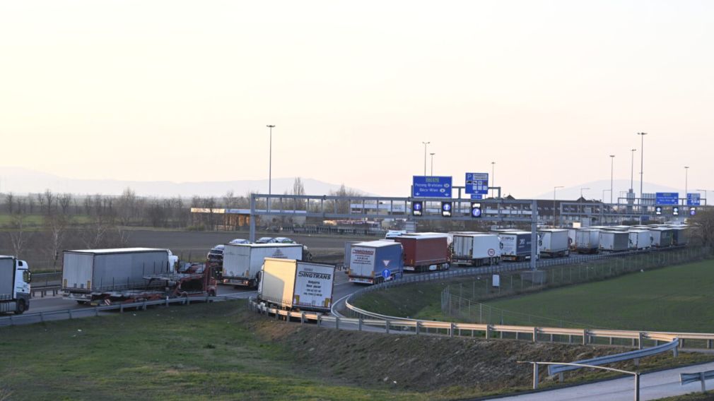 Camioanele străine vor putea circula în Ungaria doar pe autostrăzi din 2026