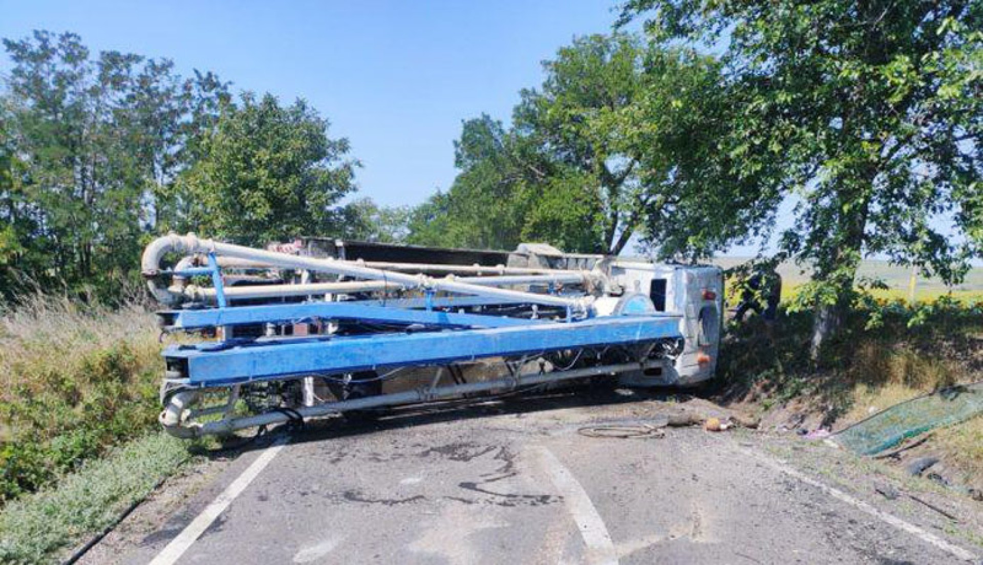 Botoșani. Un camion răsturnat a blocat un drum