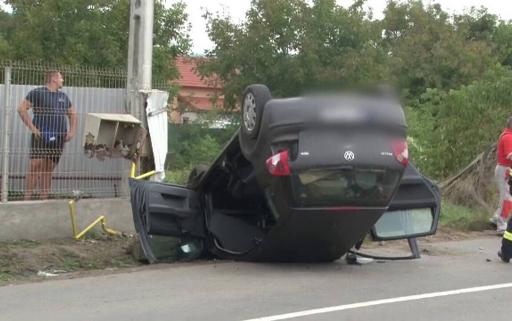 VIDEO Un șofer beat s-a răstunat cu mașina după ce a lovit două camioane