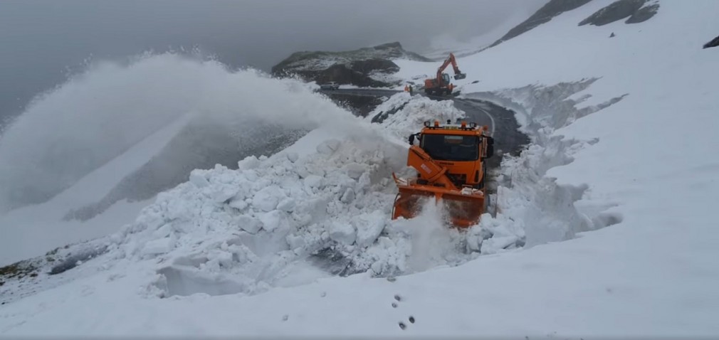 VIDEO Autoritățile încearcă să deszăpezească Transfăgărășanul. Zăpada are și 8 metri