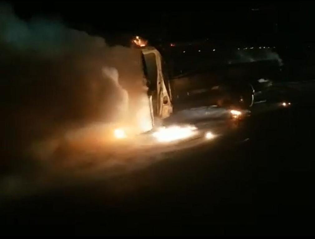 VIDEO Cum a scăpat cu viață șoferul unei camionete care a ars de tot pe autostrada A1