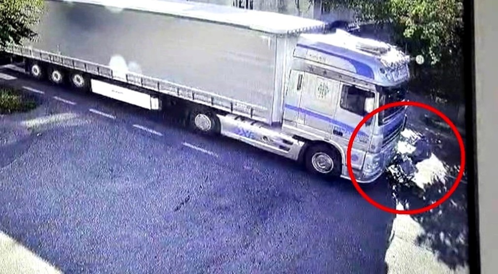 VIDEO. Un biciclist lovit de un camion se ridică și pleacă