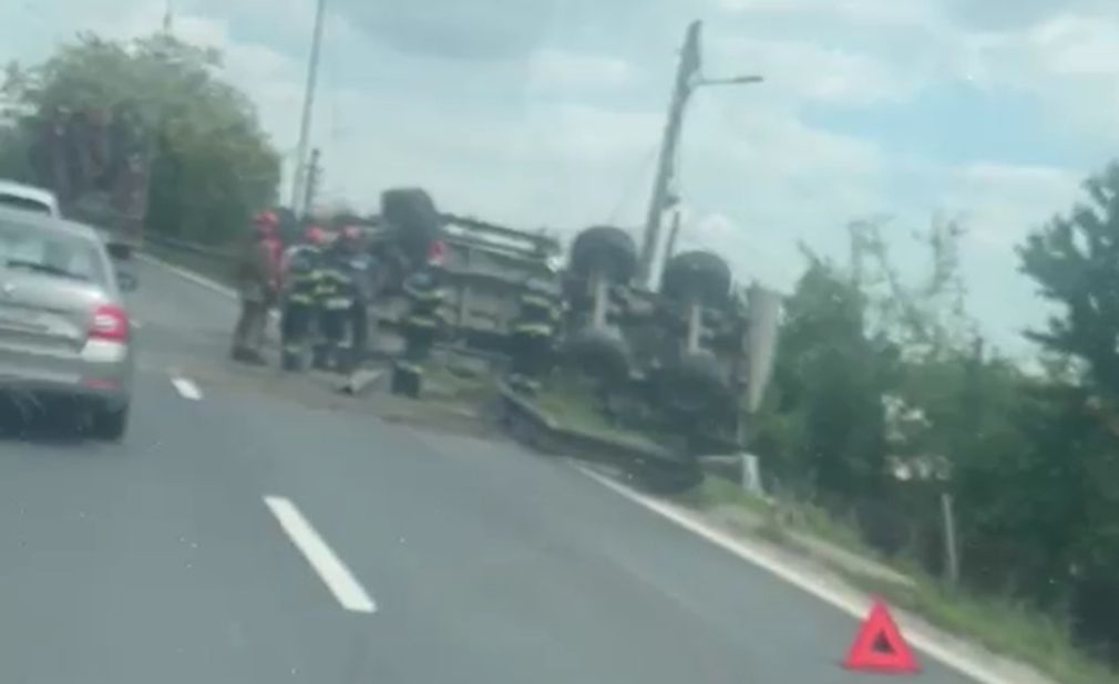 VIDEO Camion răsturnat, pe DN1, în zona podului de la Bănești