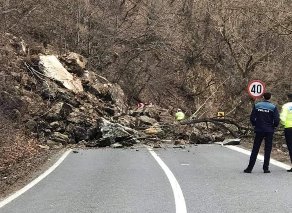 Un perete căzut de pe munte a blocat complet traficul între Reşiţa şi Timişoara