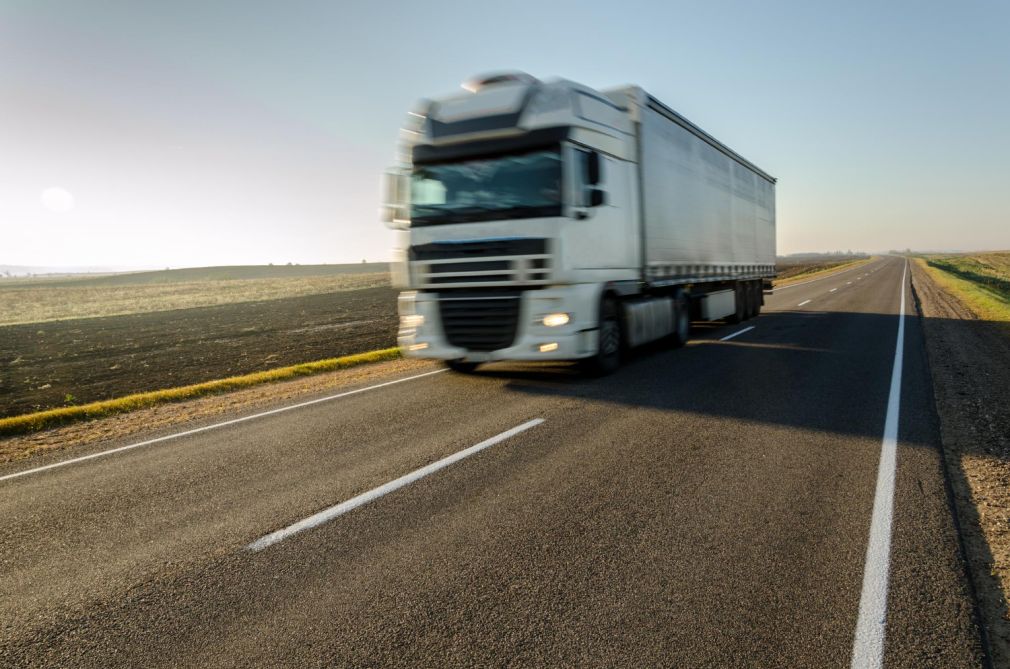 VIDEO Camion „dezlănțuit” a făcut praf 2 mașini