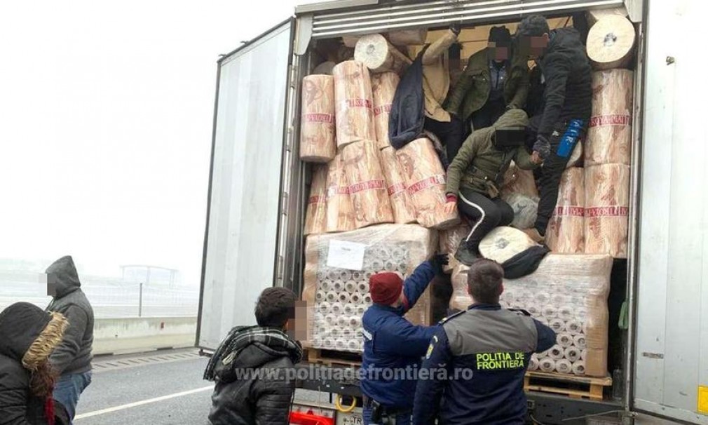 Doisprezece cetăţeni din Irak şi Turcia, depistaţi într-un camion la Nădlac