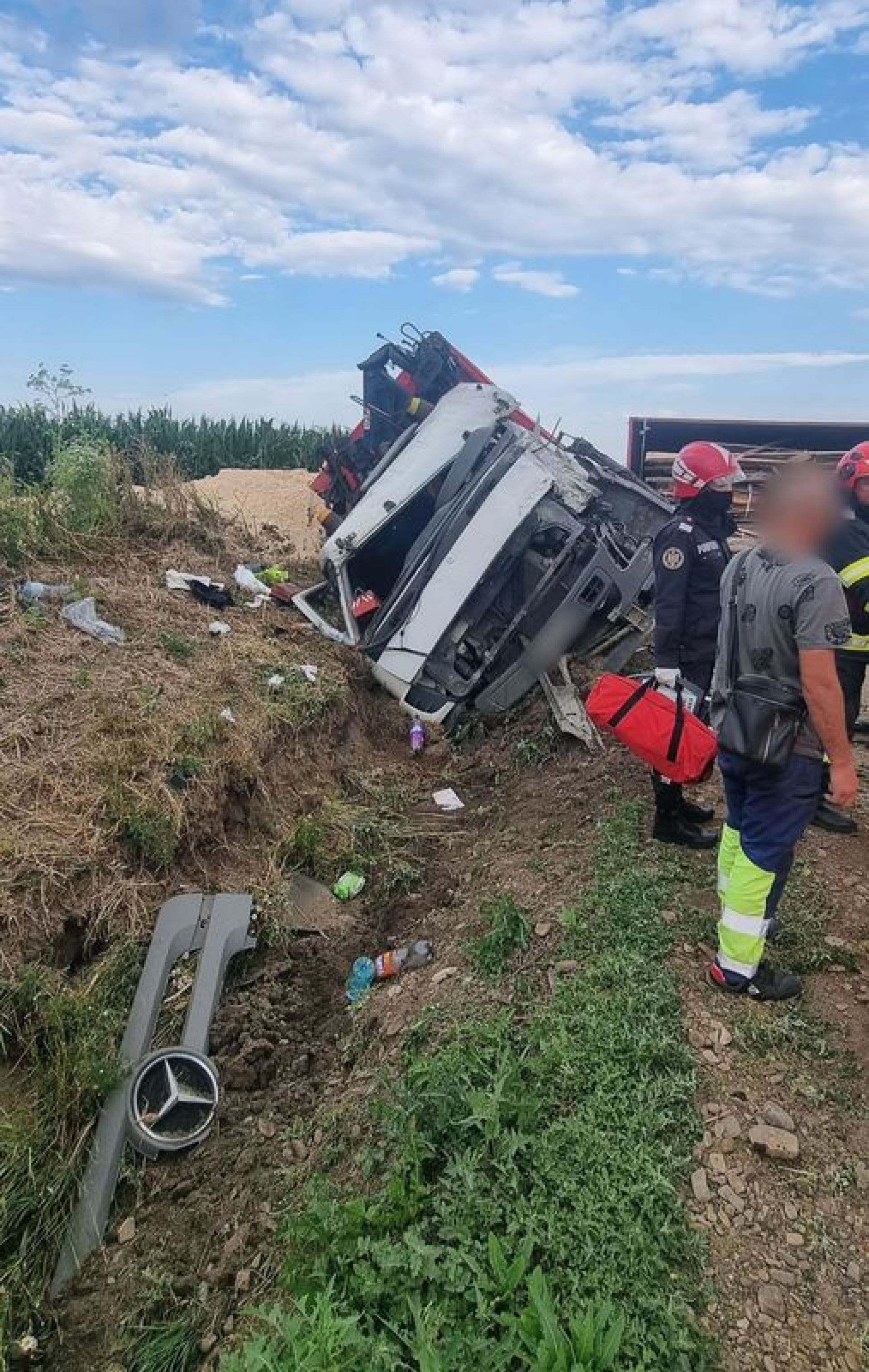 5 răniți după ciocnirea dintre un camion și un microbuz