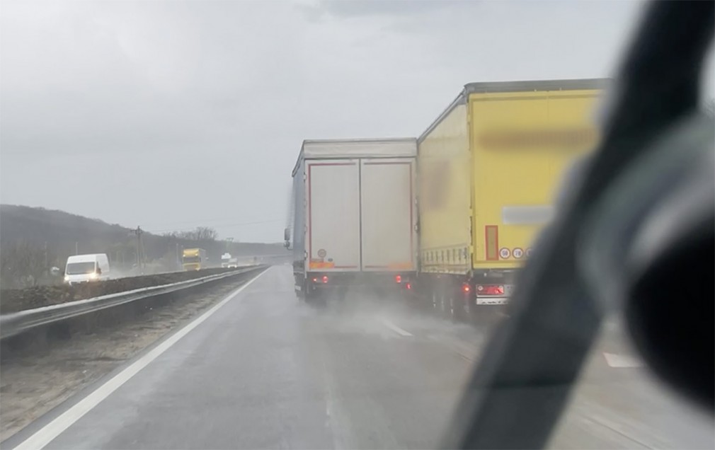 VIDEO: Ungaria. Doi șoferi profesioniști se șicanează, își ciocnesc camioanele unul de altul în viteză