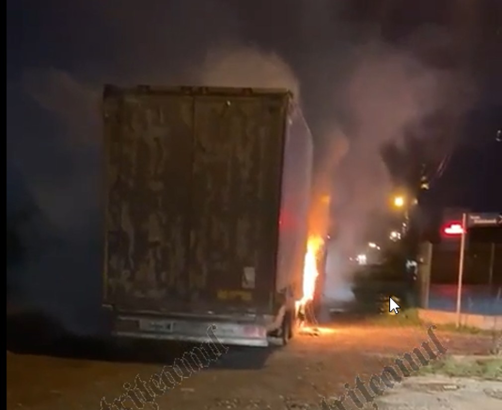 Camion cu cherestea cuprins de flăcări pe centura Bistriței