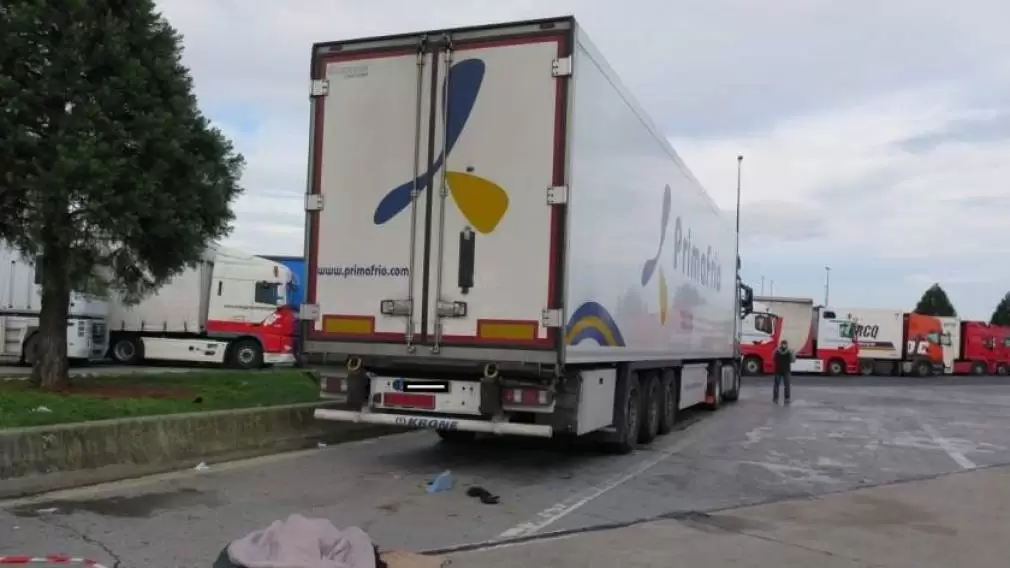 Franța: șofer profesionist român cu nouă migranţi îngheţaţi în semiremorcă