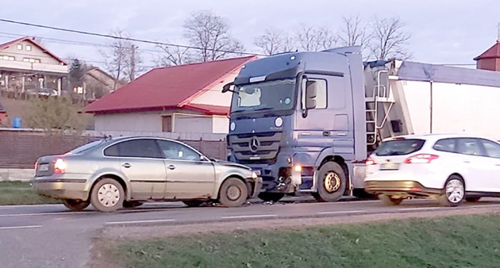 VIDEO. Un autoturism a intrat pe contrasens și a lovit un camion