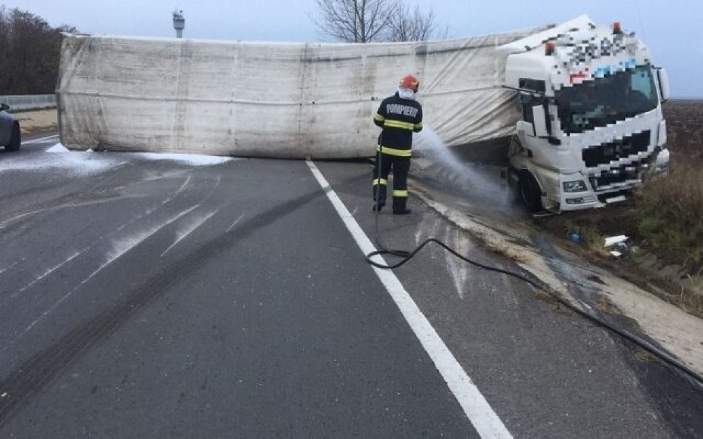 Trafic blocat pe DN5, în Giurgiu. Un camion încărcat cu îngrășământ s-a răsturnat