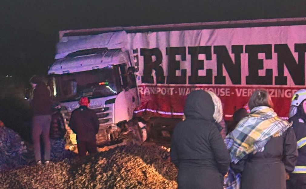 Trei persoane la spital după un impact între două mașini și un camion