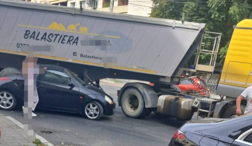 O mașină a ajuns sub remorca unui camion. În ce județ?