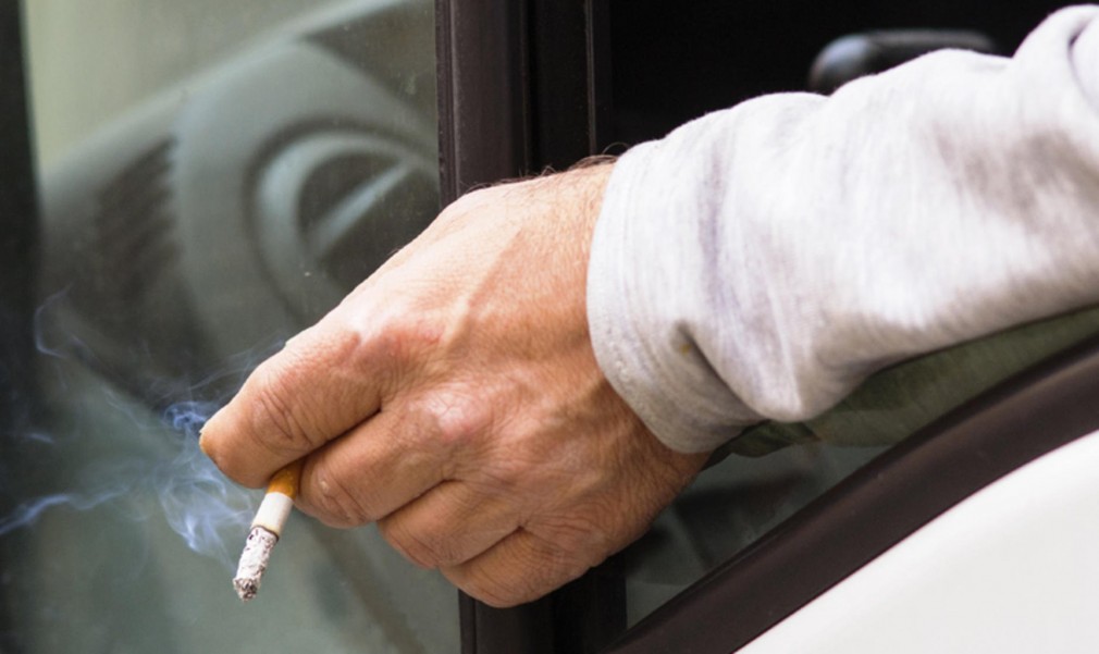 Italia nu va sancționa fumatul la volan. 660 euro, amenda pentru șoferii care vorbesc la mobil