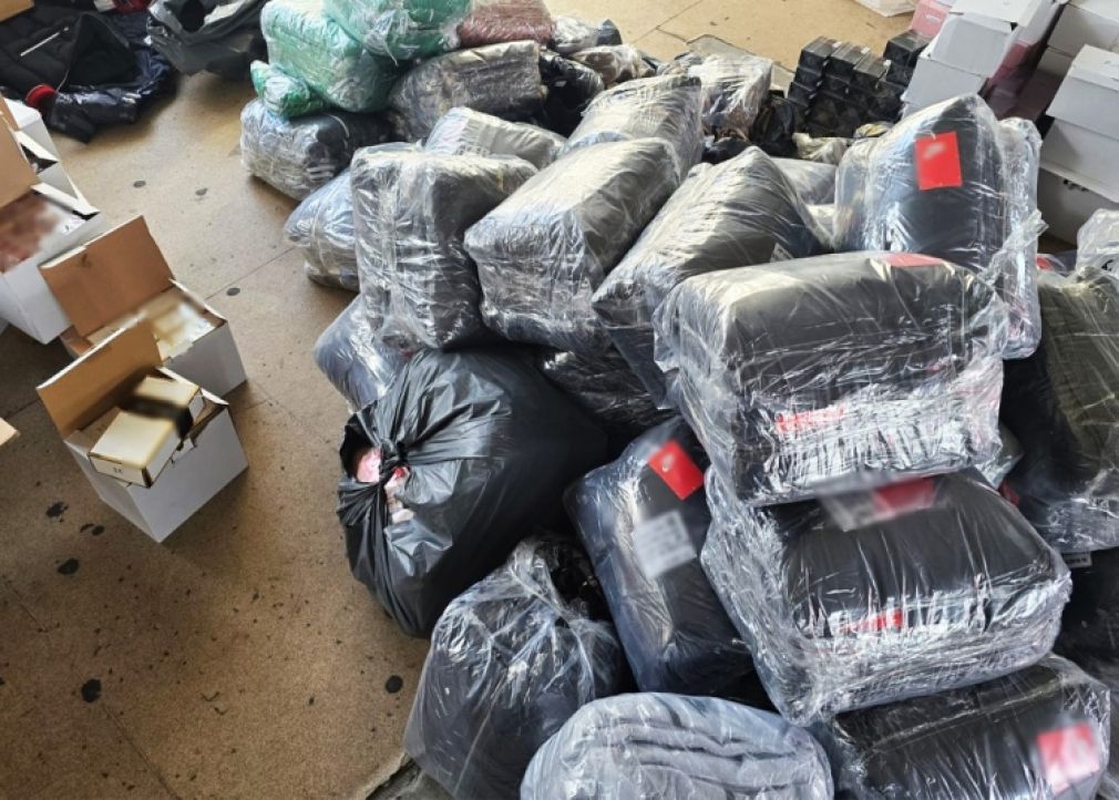 Haine contrafăcute, confiscate dintr-un camion turcesc