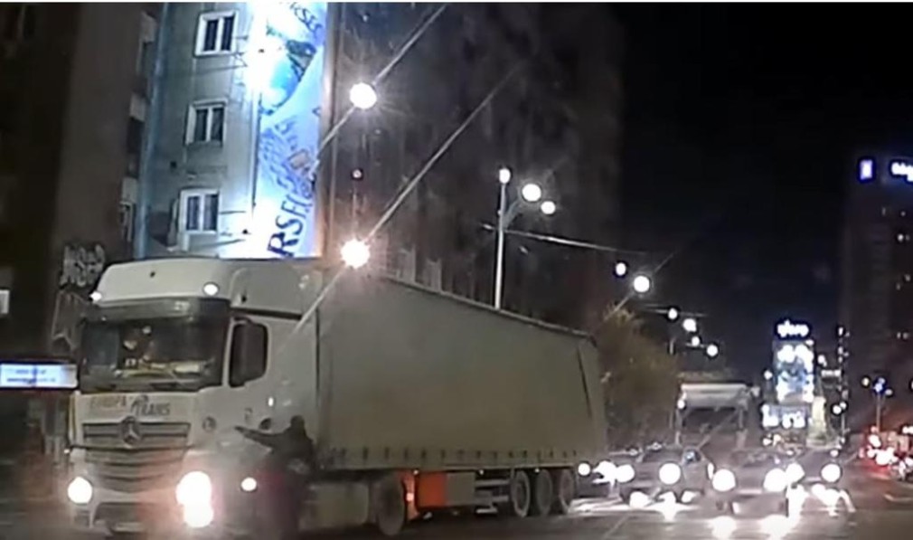VIDEO Un șofer s-a pus în fața unui camion care ar fi intrat în Pasajul Unirea