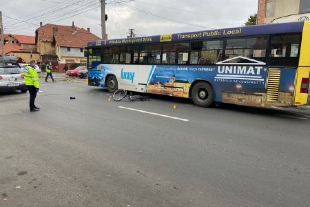Biciclist, lovit de autoturism în timp ce depășea un autobuz