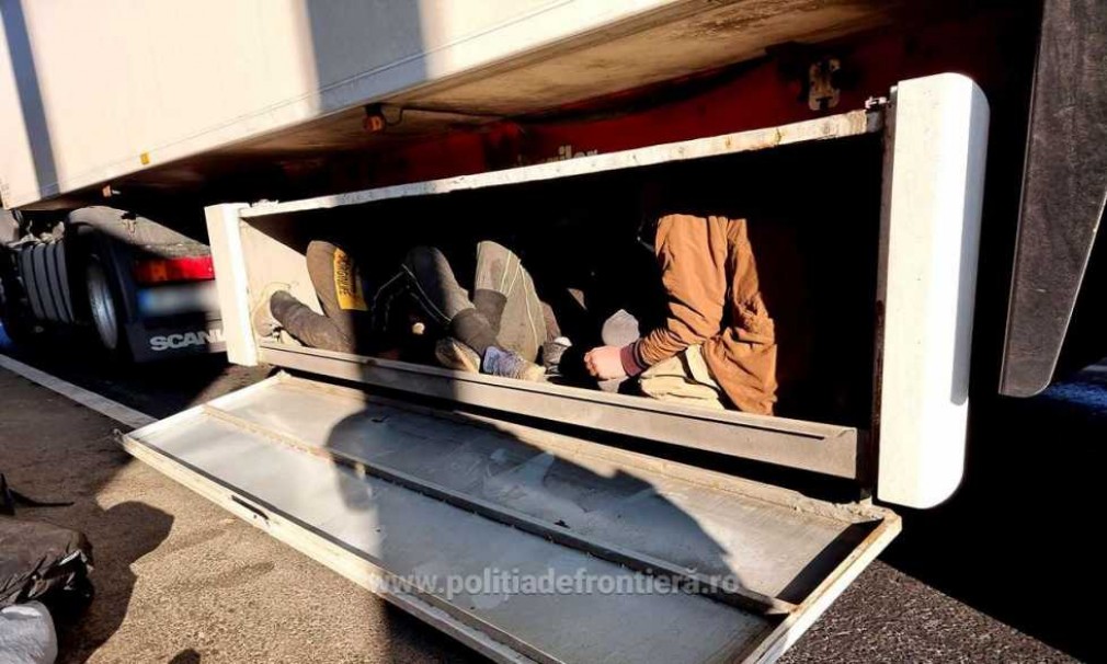 34 de migranţi, ascunşi în lada de scule sau în compartimentele de marfă ale unor camioane