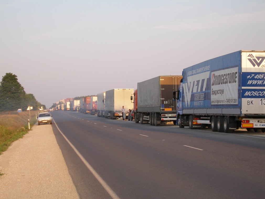 Coadă uriașă de camioane după ce Austria și-a închis granițele cu Germania și Italia